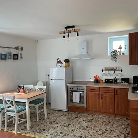 Jobb, Mint Otthon Vendeghaz *