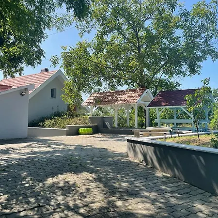 Jobb, Mint Otthon Vendeghaz *